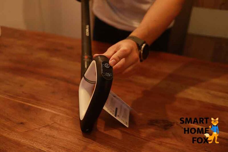 Man sieht den Power-Knopf des Tineco Floor One S5 Combo.